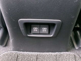 充電用USB端子付き。スマートフォンなどの充電に便利です。