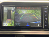 後方の映像に加えて車両周辺を確認でき、駐車時の後方確認をサポートします。画面上には目安となるガイド線も表示され、駐車スペースとの距離感をつかむ際に役立ちます。