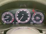 速度や燃料残量などの情報がメーター内にまとまり、運転中にも必要な表示を確認しやすい構成です。中央の速度表示も見やすく、日々の運転時に車両情報を把握するのに役立ちます。