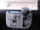 運転のしやすいインパネシフトです。運転席の足元も広くとても快適ですよ。