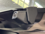 後方確認をサポートするカメラを備えており、駐車時や後退時に周囲を確認する際に役立ちます。目視と合わせて活用することで、車庫入れや狭い場所での操作をより進めやすくします。