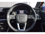 Audiロゴを配したステアリング。スポーティさと上質感を感じられる運転席です。