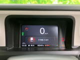 速度やシフト位置、警告表示などを画面にまとめて確認でき、運転に必要な情報を把握しやすい配置です。表示が見やすく、日々の運転時にも状態を確認しやすくなっています。