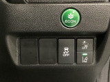 Hondaセンシング用の、VSA(ABS+TCS+横滑り抑制)解除と路外逸脱抑制機能のオンオフスイッチなどはハンドルの右側に装備しています。燃費に役立つECONボタンもここです。