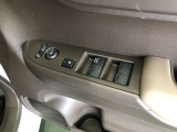 【窓操作部分】運転席のスイッチでは、すべてのウィンドーの開閉操作を行うことができます。