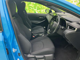 前席は身体を包み込む形状で、落ち着いて座れる空間です。運転席から前方を見渡しやすく、助手席の方もゆったり過ごせる室内となっています。