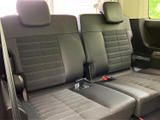 左右に並ぶシートにはヘッドレストが備わり、後席の同乗者も落ち着いて座れる空間です。座面や背もたれの形状にゆとりがあり、ご家族や仲間とのお出かけにも活躍します。