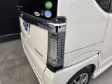 右後ろのテールランプです。縦長のランプの横には、Customのエンブレムが付いています。