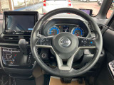 使いやすく安全な操作性と良好な視界を実現した運転席!