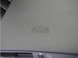 ◆助手席エアバッグ◆SRSエアバッグは、シートベルトだけでは防ぎきれない衝突時の衝撃から乗員を守るための安全装置。衝突時に瞬時に膨らみ、頭部や胸部がダッシュボードに直接衝突するのを防ぎます。