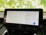 大画面のディスプレイにメニューが表示され、項目を見ながら操作内容を確認できます。音楽や電話などのアイコンも並び、画面上で機能を選びやすい構成で、日々の移動を便利にサポートします。