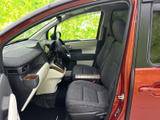 運転席と助手席が並ぶ室内は、前方へ視線を向けやすい開放的な印象です。シートや足元も落ち着いた色調でまとめられ、普段使いでもくつろいで過ごせます。