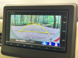 【バックカメラ】駐車時に後方がリアルタイム映像で確認できます。大型商業施設や立体駐車場での駐車時や、夜間のバック時に大活躍!運転スキルに関わらず、今や必須となった装備のひとつです!