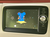 テレビ映像を画面で楽しめる装備です。お出かけ先で停車して過ごす時間にも活用でき、車内での待ち時間を過ごす際の楽しみが広がります。映像視聴は停車中にご利用ください。