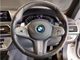 【ハンドル】ドライバーとBMW車の一体感がダイレクトに伝わるステアリングホイール。形状・太さへの拘りに加えて、操作性を高める為にスイッチ類も配置。クイックかつ安定のドライビングを体感下さい!
