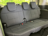 横並びの座席にそれぞれヘッドレストを備え、複数人で乗る際にも使いやすい空間です。シートベルトの位置も確認しやすく、後席まで視線が届くため、家族や友人との移動にも活躍します。