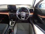 革巻きステアリングで快適な操作性の運転席です。
