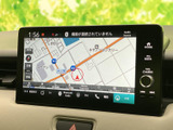 周辺の道路や地名が表示され、現在地の目安を画面上で確認できます。地図を見ながら目的地までのルートを確認でき、外出時の道案内に役立ちます。