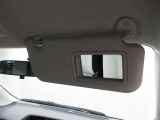 ミラー付きで身だしなみチェックに便利です。