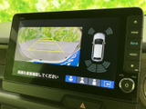 画面にはテレビ番組が表示され、停車中に映像を楽しめる装備です。大きな画面で文字情報も確認しやすく、音量などの操作ボタンが画面脇に配置されているため、使い方も分かりやすい構成です。