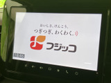 停車中にテレビ映像を視聴でき、休憩時間などを過ごす際にも活用できます。画面上で映像を確認しやすく、車内での待ち時間を心地よく過ごすための装備です。