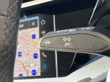 レーンアシスト装備 60km以上での走行時にドライバーの不注意によってクルマがレーンをはみ出しそうになると、クルマをレーンに戻す方向にステアリングをアシストします。