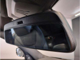 BMWではルームミラーの裏側にETCの車載器が内蔵されており、別途で車載器の購入必要なしで非常にスマート。皆様が驚かれるポイントのでもあります