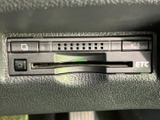ETC車載器を備えており、対応する料金所ではETCを利用してスムーズに通過できます。カードの挿入口や案内表示が確認しやすく、高速道路を利用するお出かけにも便利です。