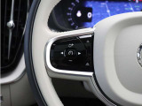 前方車を自動追従するアダプティブクルーズコントロールに加え、ステアリング操舵も行う進化型クルーズ『パイロットアシスト』を搭載。車体を車線内へと適正に維持しつつ先行車を忠実に追従します。