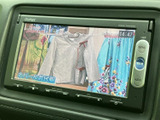 画面にテレビ番組が表示され、停車中の休憩時間などに映像をお楽しみいただけます。画面まわりには操作ボタンが配置され、見やすく使いやすい設計です。