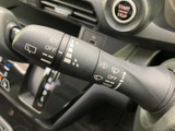 レバーにはワイパーの操作位置を示す表示があり、手元で設定を確認しやすい仕様です。雨天時など視界への配慮が必要な場面でも、表示を見ながら操作できるため、日常の運転をサポートしてくれます。