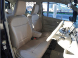 【清潔感のある運転席&助手席】隅々までクリーニングの行き届いた運転席&助手席。目立ったシミや汚れ等もございません。