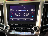 【左右独立型フルオートエアコン】運転席と助手席でそれぞれお好みの温度に設定可能。同乗者にも配慮した、快適な空調をお届け致します。