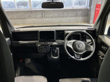 運転席まわりは視線を向けやすい位置に計器類や画面がまとまり、前方の見通しも良好です。すっきりした配置で、初めて乗る方にも車内の様子を把握しやすい印象です。