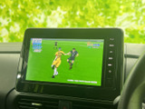 停車中にテレビ番組を視聴でき、待ち時間を過ごす際にも活用できます。画面上で番組の内容を確認しやすく、車内でのひとときをより快適に過ごせる装備です。