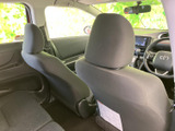 前席のシート越しに、運転席や助手席の様子がうかがえる室内です。後席から前方への見通しも確保され、落ち着いた色合いの空間で同乗者もゆったり過ごせます。