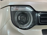 LEDヘッドライトは、点灯の瞬間から最大光量を発揮し、突然暗くなるトンネルなどでの安定感を高めます。