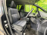 運転席まわりには十分なスペースがあり、大柄な方でもゆったり運転していただける環境です。