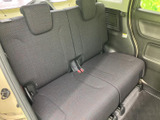 後席は左右に座面が広がり、ヘッドレストも備わる落ち着いた空間です。ファブリックの座席でゆったり過ごせる印象があり、隣同士で乗る方にも配慮した室内です。