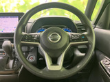 ステアリングには複数のスイッチが備わり、運転姿勢を大きく変えずに各種機能へアクセスできます。手元で操作しやすく、日常の運転をサポートする便利な装備です。