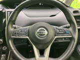 ステアリングに各種スイッチが配置され、手元で車内の機能を扱える構成です。前方を意識しながら必要な操作に移りやすく、日々の運転で使う機能を手元に集約した便利な装備です。
