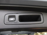 スイッチひとつでバックドアを自動開閉。荷物の積み下ろしを快適にサポートします。