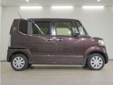 リアには左右スライドドアを採用。狭い駐車場でも開閉しやすく、強風の日でもドアが煽られにくくなっております。小さなお子さまやご年配の方も安心して乗り降りできます。