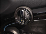 MINIはドアが分厚いです。衝突によりドアがつぶれてしまった場合にも外からいち早くドアを開けれるよう考えられています。数十秒の救出の遅れが命につながりかねない場合、こういった配慮が重要なポイントです。