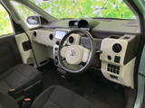 運転席まわりは明るい色のパネルと落ち着いたシートで構成され、視界も広く開放感があります。座席に腰掛けた際も周囲を見渡しやすく、すっきりとした室内空間です。