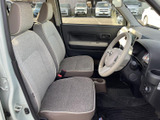 前席は背もたれと座面にゆとりを感じる形状で、運転席から助手席まで見渡しやすい室内です。明るい色のシートが広がり、乗り降りの際も開放感があります。