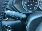 レバーをAUTOの位置にしているとき、レインセンサーが雨を感知すると、雨量に応じてワイパーが自動で作動してくれるオートワイパーを装備!設定変更で非作動にすると、間欠作動に固定されます。