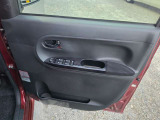 運転席のドアの内張りです。4つの窓のスイッチがここに集まっています。