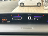 速度や燃料残量などを前方のメーターで確認できます。表示がまとまっていて運転中にも目に留まりやすく、必要な情報を確認しながら走行をサポートします。