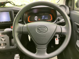 握りやすい形状のステアリングが運転席正面に配置され、メーターや周囲の操作部も視界に収まります。運転姿勢を保ちながら必要な情報を確認しやすく、日常の移動を支えます。